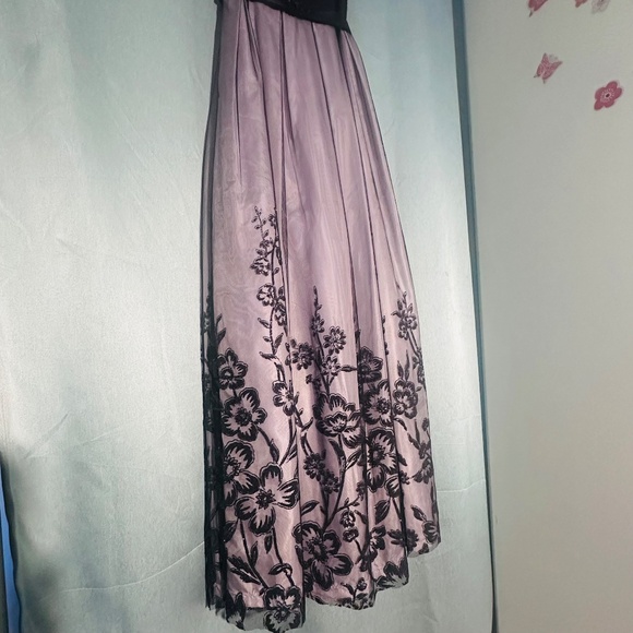 Black and white gown - Picture 2 of 4